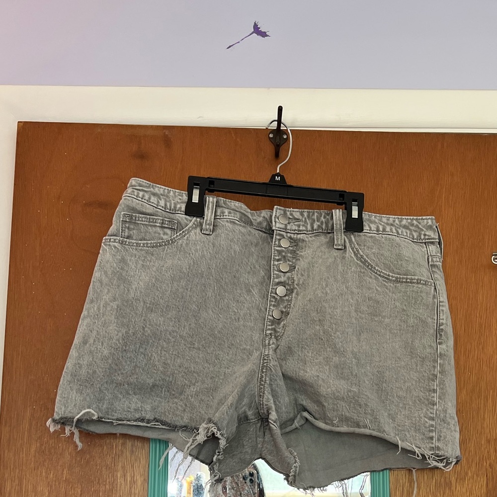 Universal thread button fly shorts